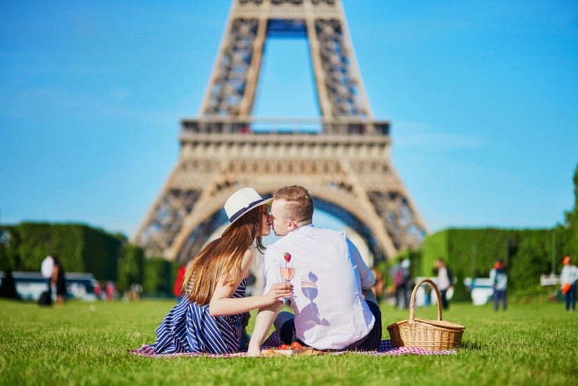 Piknik pod Eiffelovou věží