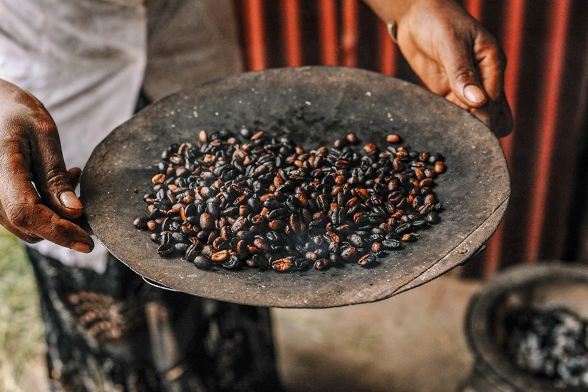 Kávébabot pörkölnek Etiópiában