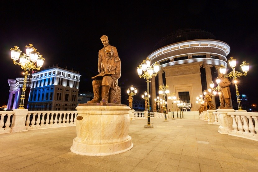 Sochy slavných Makedonců ve Skopje