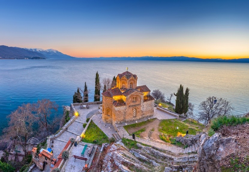 Kostel na břehu Ohridského jezera