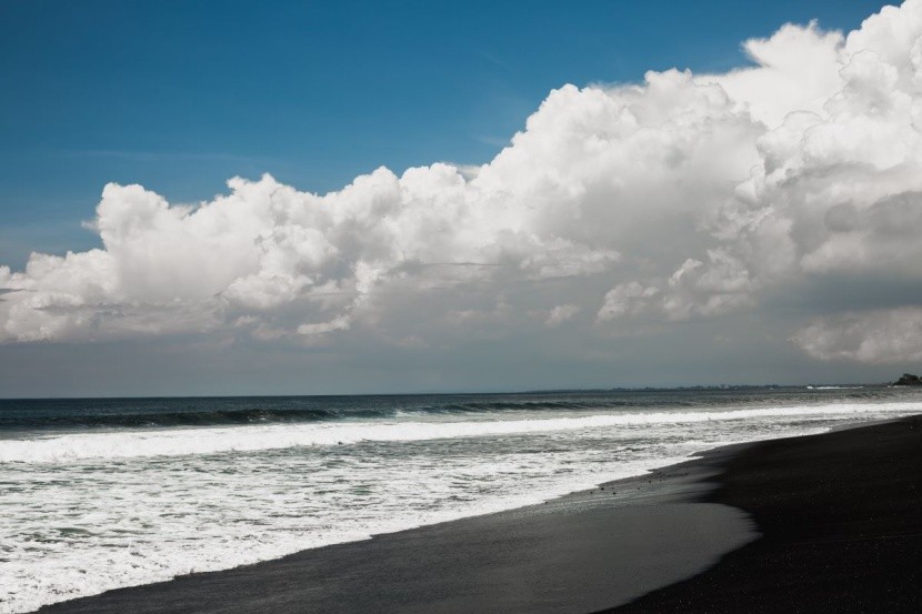 Wulkaniczna plaża Bali