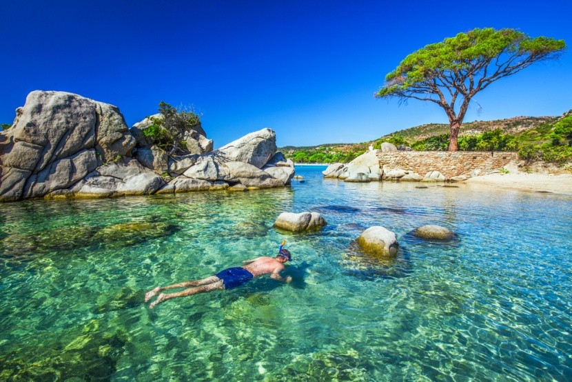 Snorkeling a korzikai Santa Giulia strandon