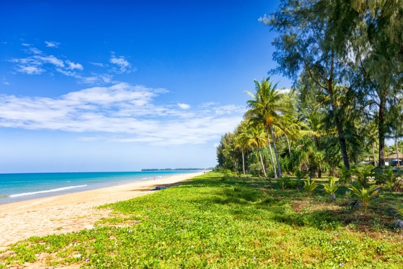 A Khuk Khak Beach sekély vízzel hívogat