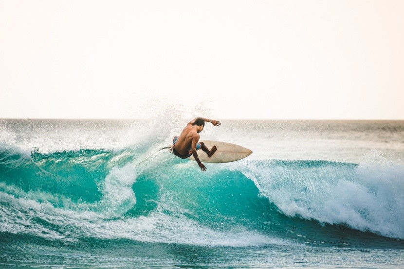 Profesionální surfař na Havaji