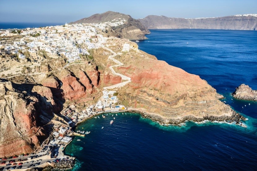 Santorini i charakterystyczne, czerwone klify