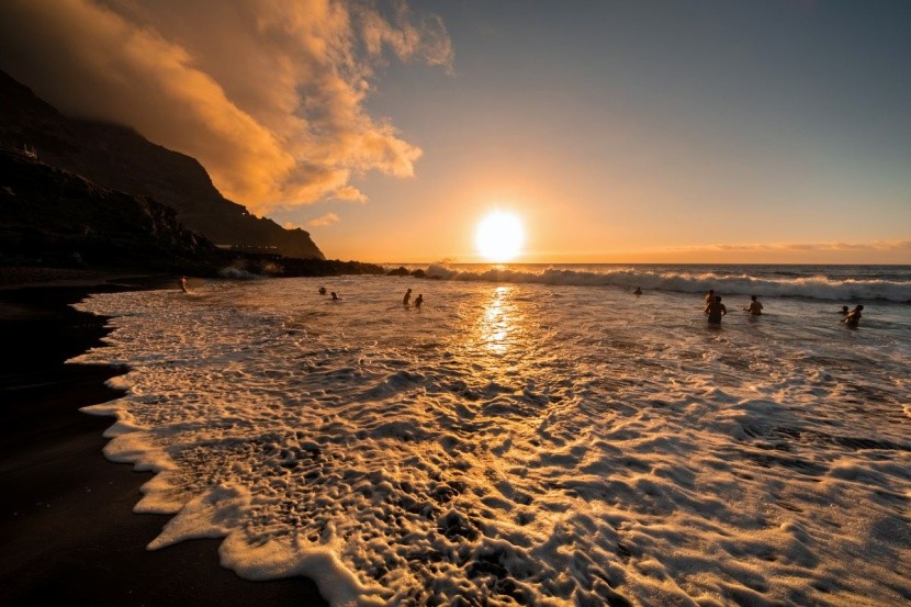 Kąpiele w ciepłym morzu przy zachodzie słońca
