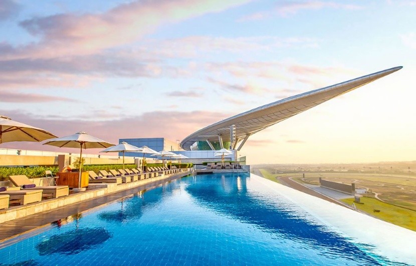 Bazén v Meydan Hotel