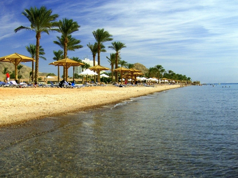 Pláž v letovisku Taba, Egypt