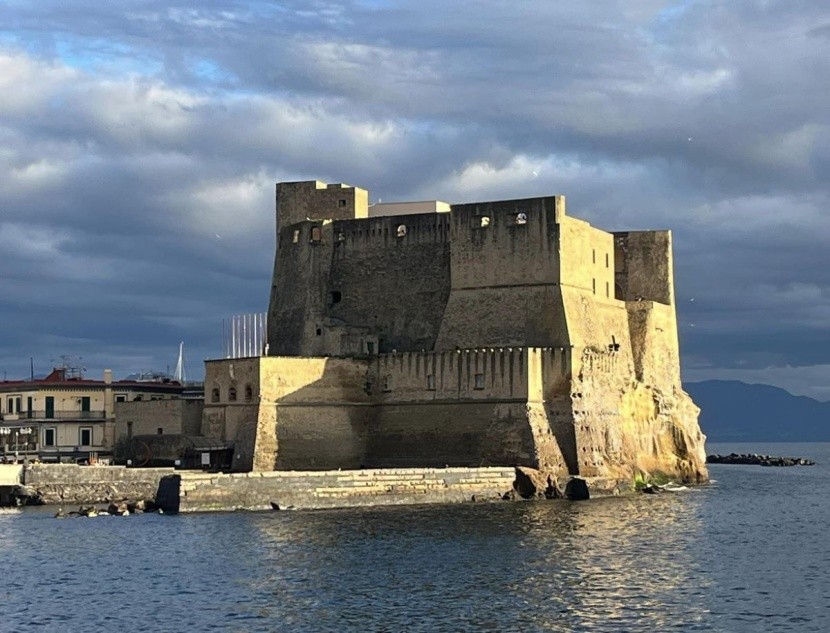 Castel Ovo i Lungomare - atrakcje Neapolu