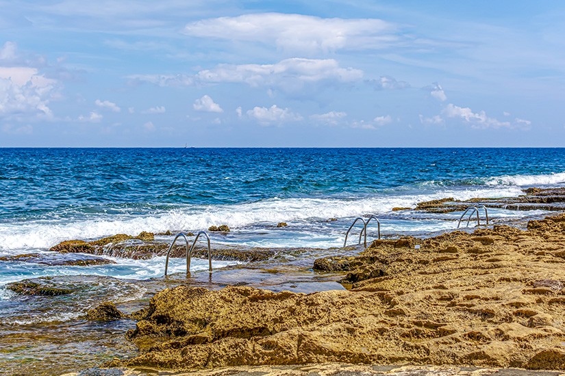 Kőbe vájt úszómedencék Fond Għadir Beach-en