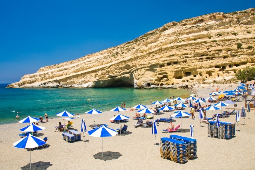 Matala beach a rengeteg barlangjával