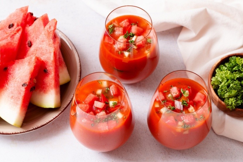 Osvěžující gazpacho ve sklenicích