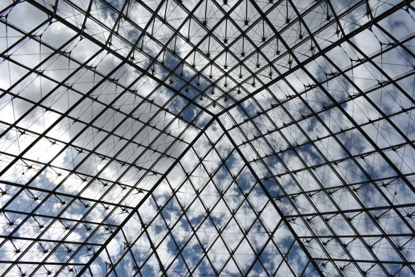 detaily skleněné pyramidy z interiéru