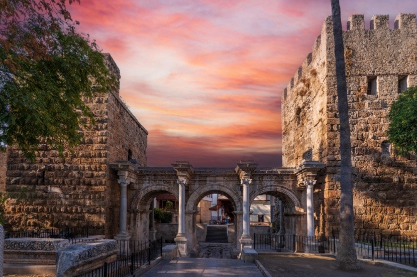 Brama Hadriana w Kaleiçi