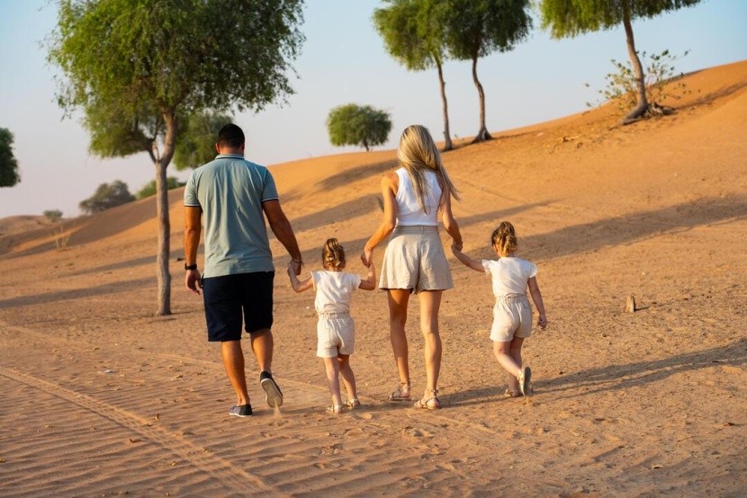 Para z dziećmi na wakacjach
