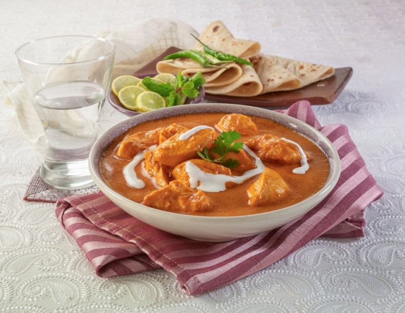 Butter chicken s plackami naan