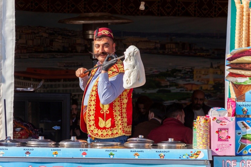 Příprava dondurmy v Istanbulu, Turecko