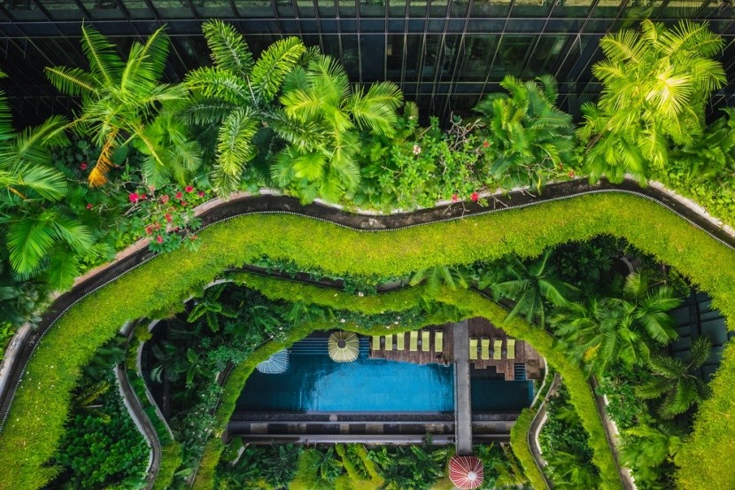 Zelená fasáda hotelu v Singapuru