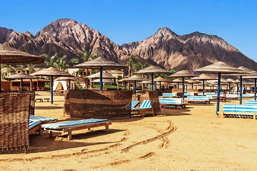Plaża w Taba Heights z widokiem na Górę Synaj