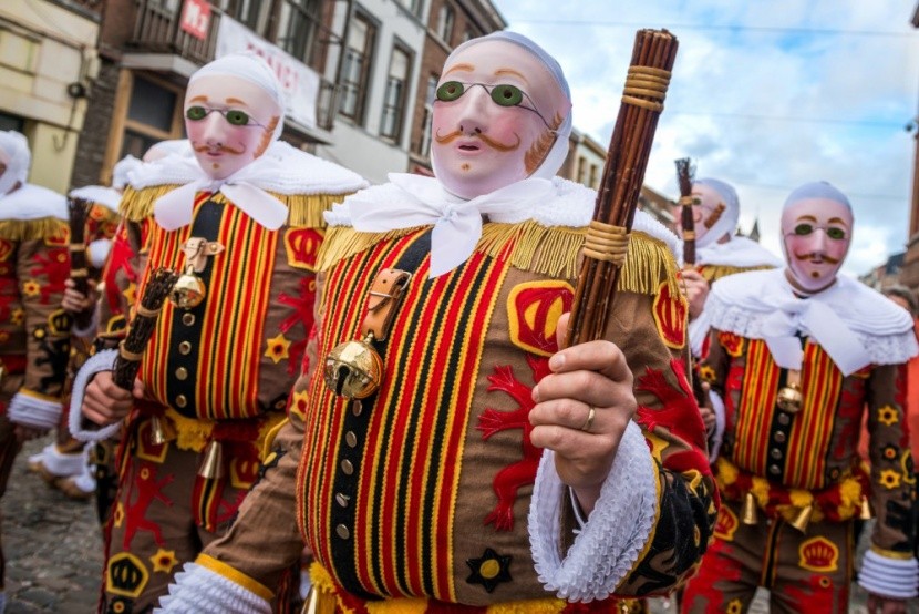 Viaszmaszkok a binche-i karneválon, Belgium