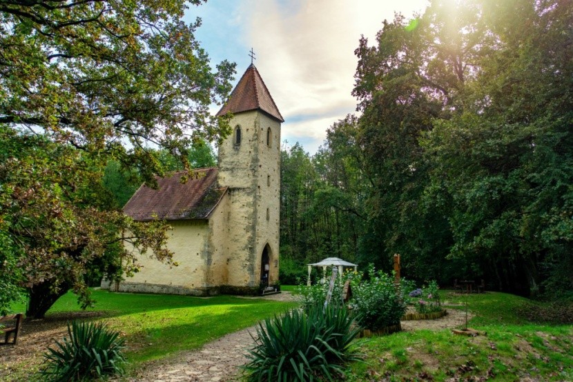 A veleméri Szentháromság-templom 