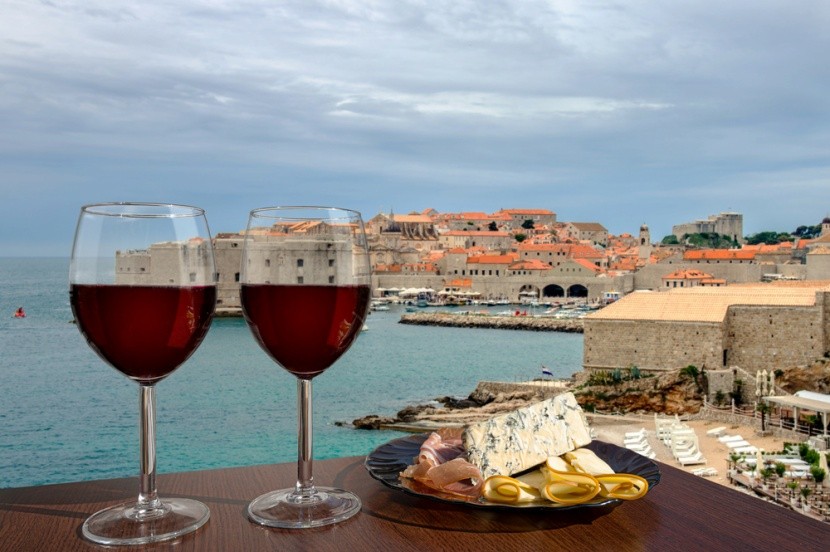 Chorwackie wino na tle Dubrovnika