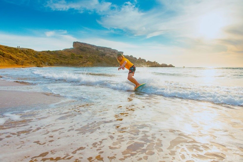 Surfing na Malcie podczas słonecznego dnia