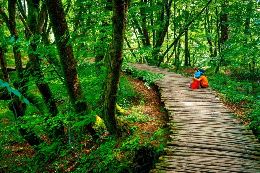 děti na stezce v Plitvicích