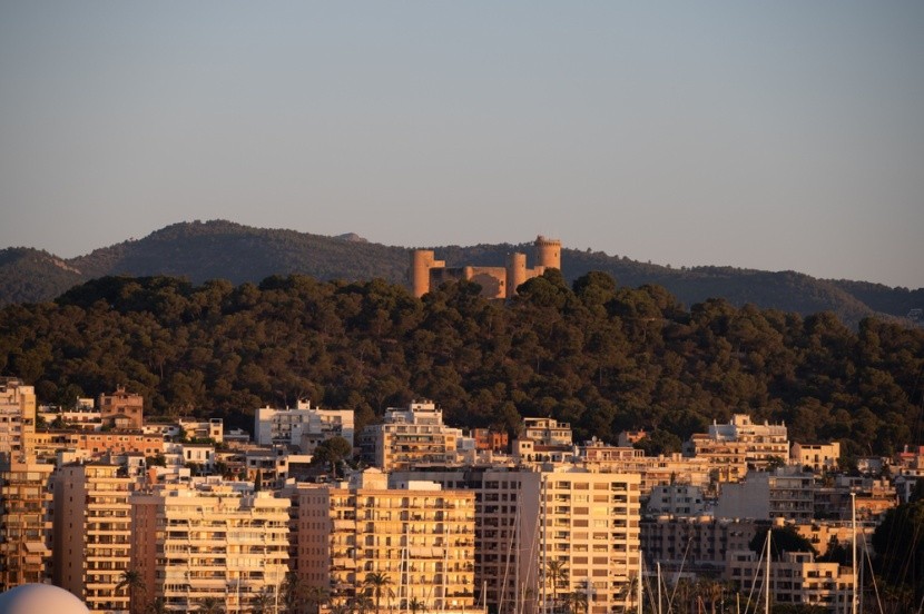 Zamek Bellver w panoramie miasta