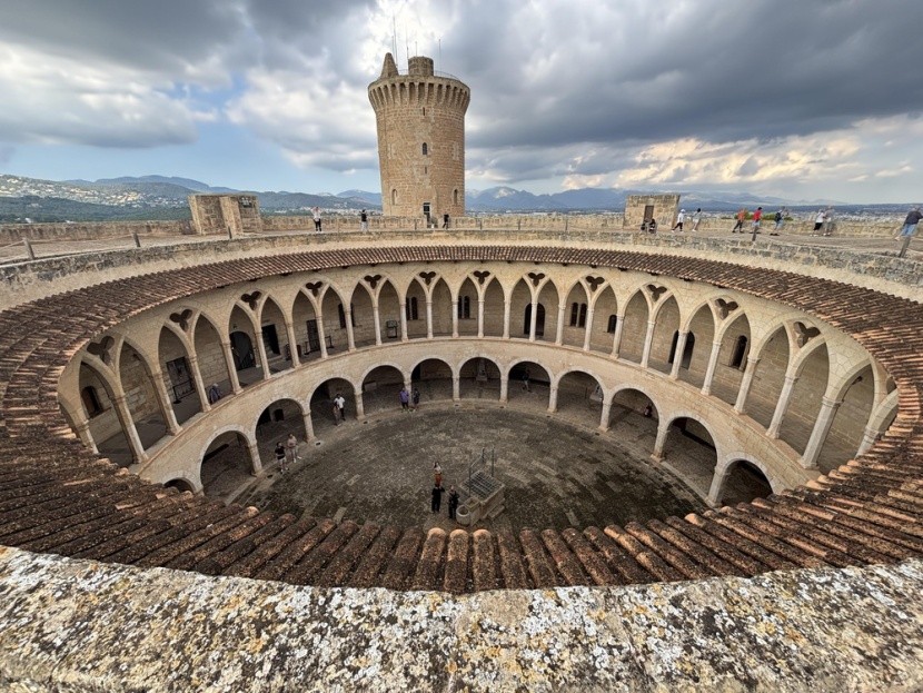 Zamek Bellver od środka