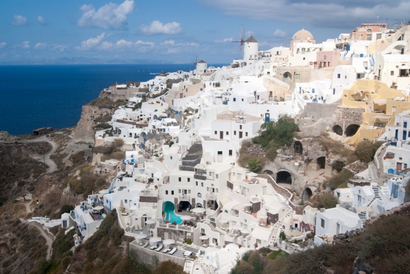 tradiční jeskynní domy na Santorini