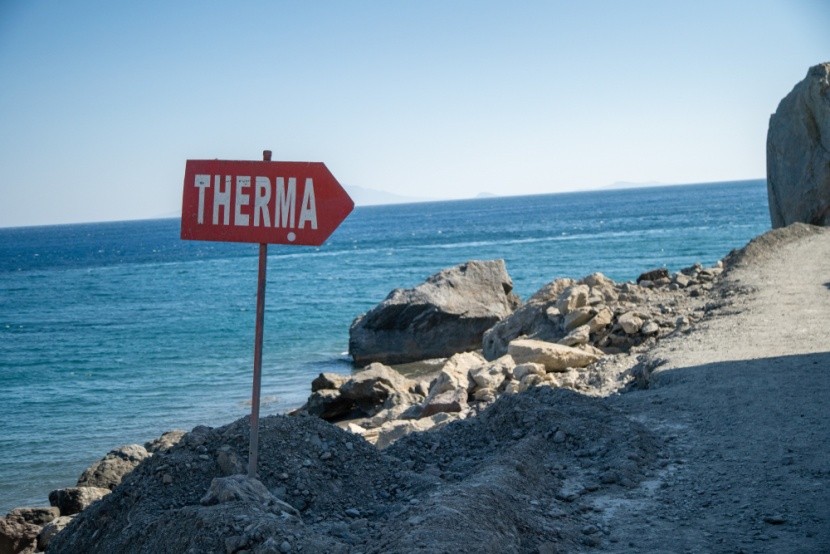 Znak kierujący do term na wyspie Kos