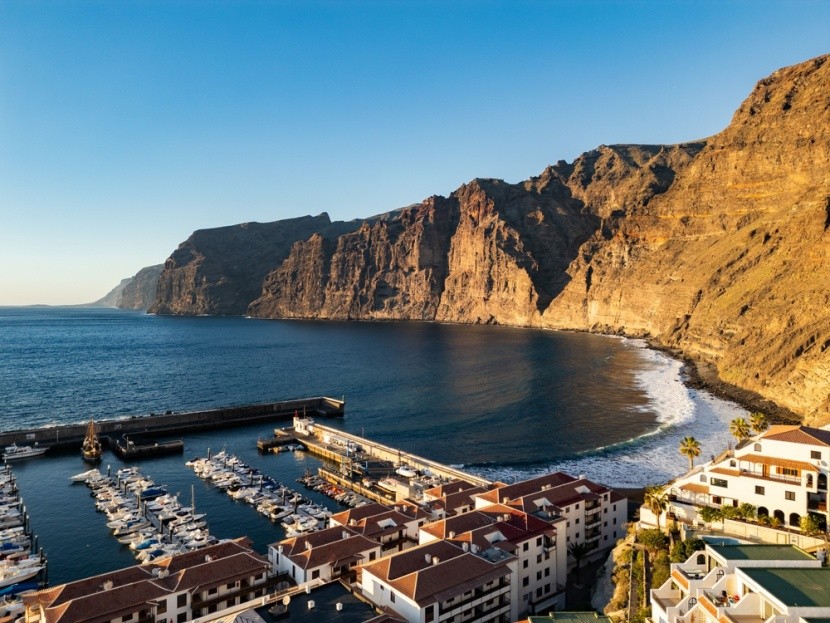 Klify Los Gigantes i miasto Puerto de Santiag