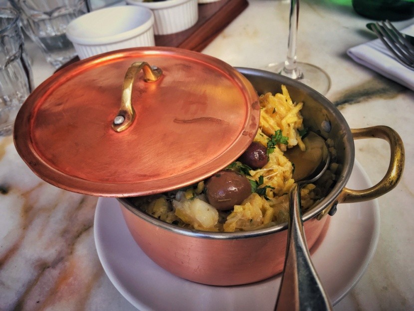 bacalhau à brás s vejci a bramborami