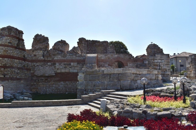 Neszebár középkori várfalai