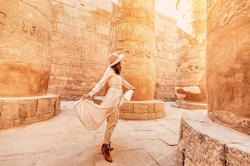 Turistka v chrámu v Karnaku