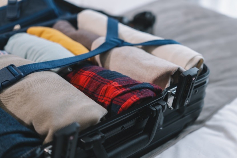 Zrolowane ubrania w walizce