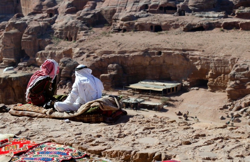 Beduini na tle pustynnego krajobrazu