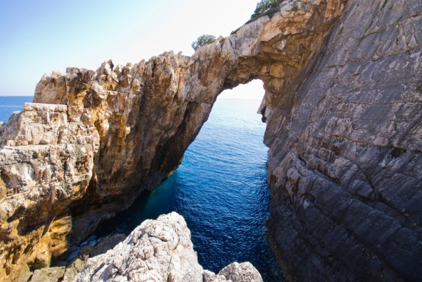 Korakonissi kőhídja