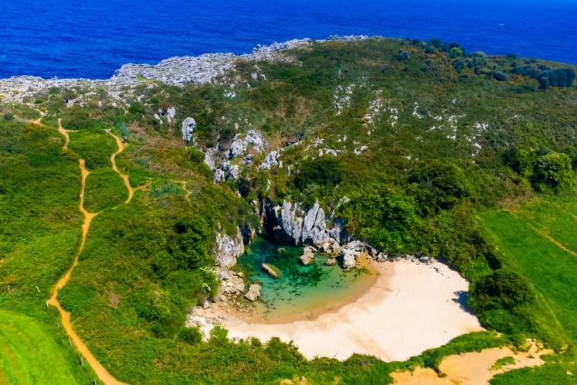 Playa de Gulpiyuri, Spanyolország