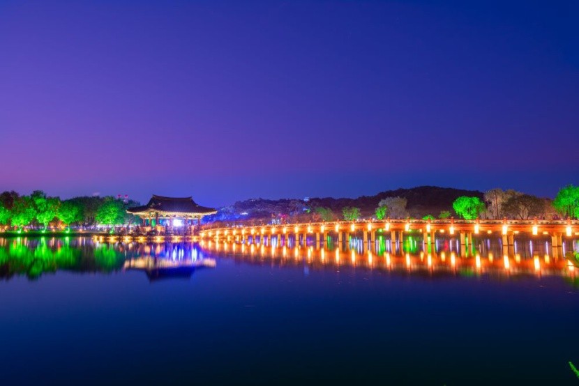 Iluminacje wokół stawu Gungnamji w Buyeo