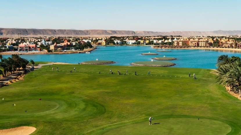 Panoramiczny widok na pole golfowe w El Gouni