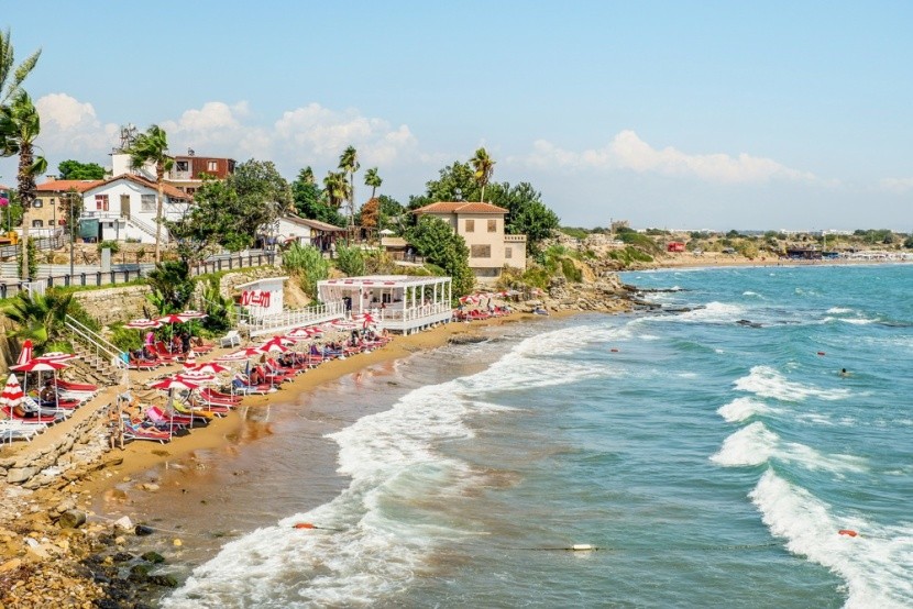 Piaszczysta plaża przed resortem w Side