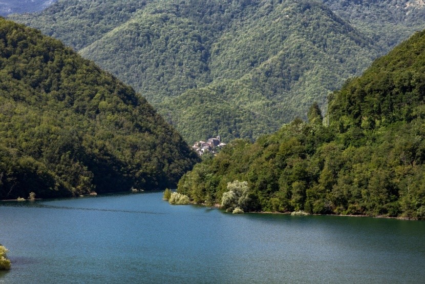 jezero Vagli a potopené město Fabbriche di Ca