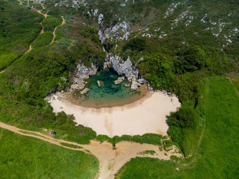 Playa de Gulpiyuri, Španělsko