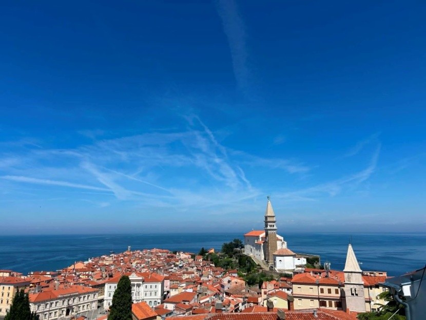 Widok na Piran i Adriatyk z murów miejskich