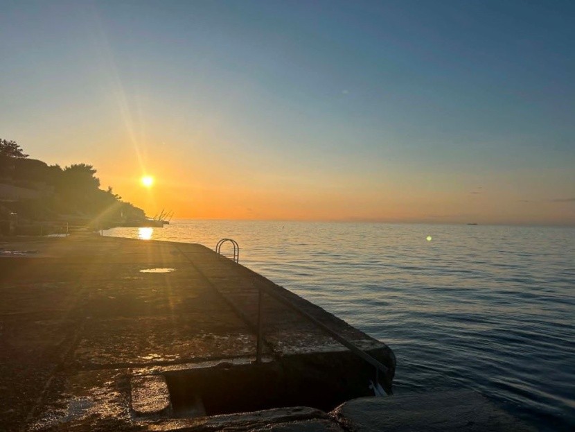Plaża w Crveni Vrh o zachodzie słońca