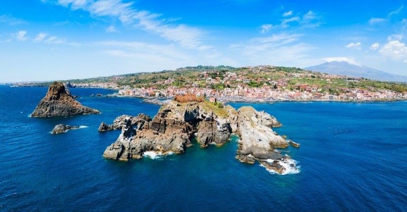Kyklopovy ostrovy a Aci Trezza, Sicílie