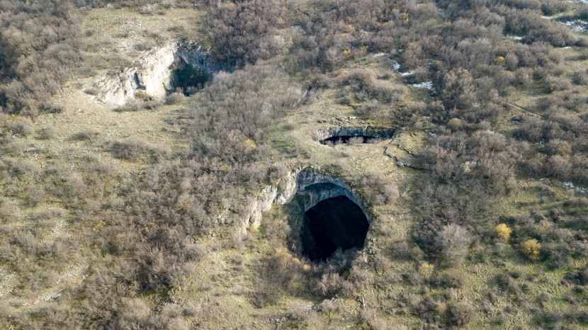 Veľké otvory v strope jaskyne