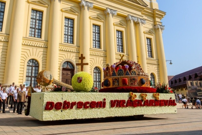 A hagyományos Szent Korona virágkocsi